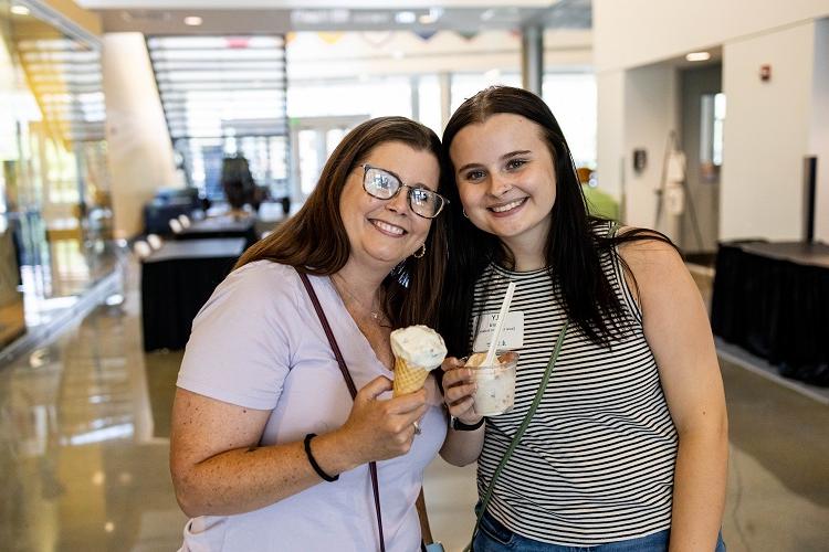 莉莉·莱弗德(左)和她的妈妈朗达站在一起，他们拿着冰淇淋，对着镜头微笑.
